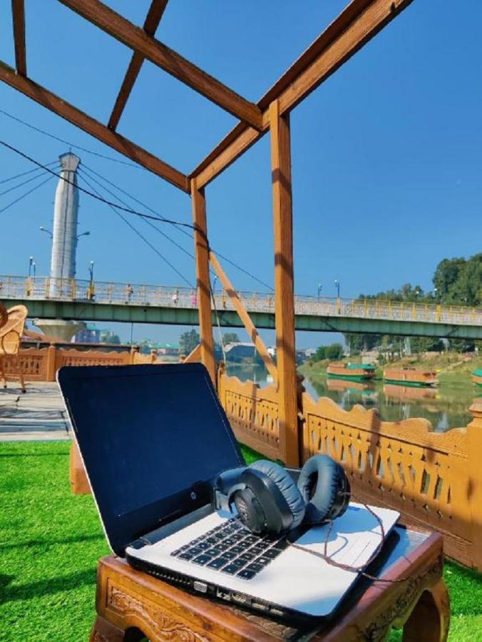 The Flostel Srinagar Exterior photo